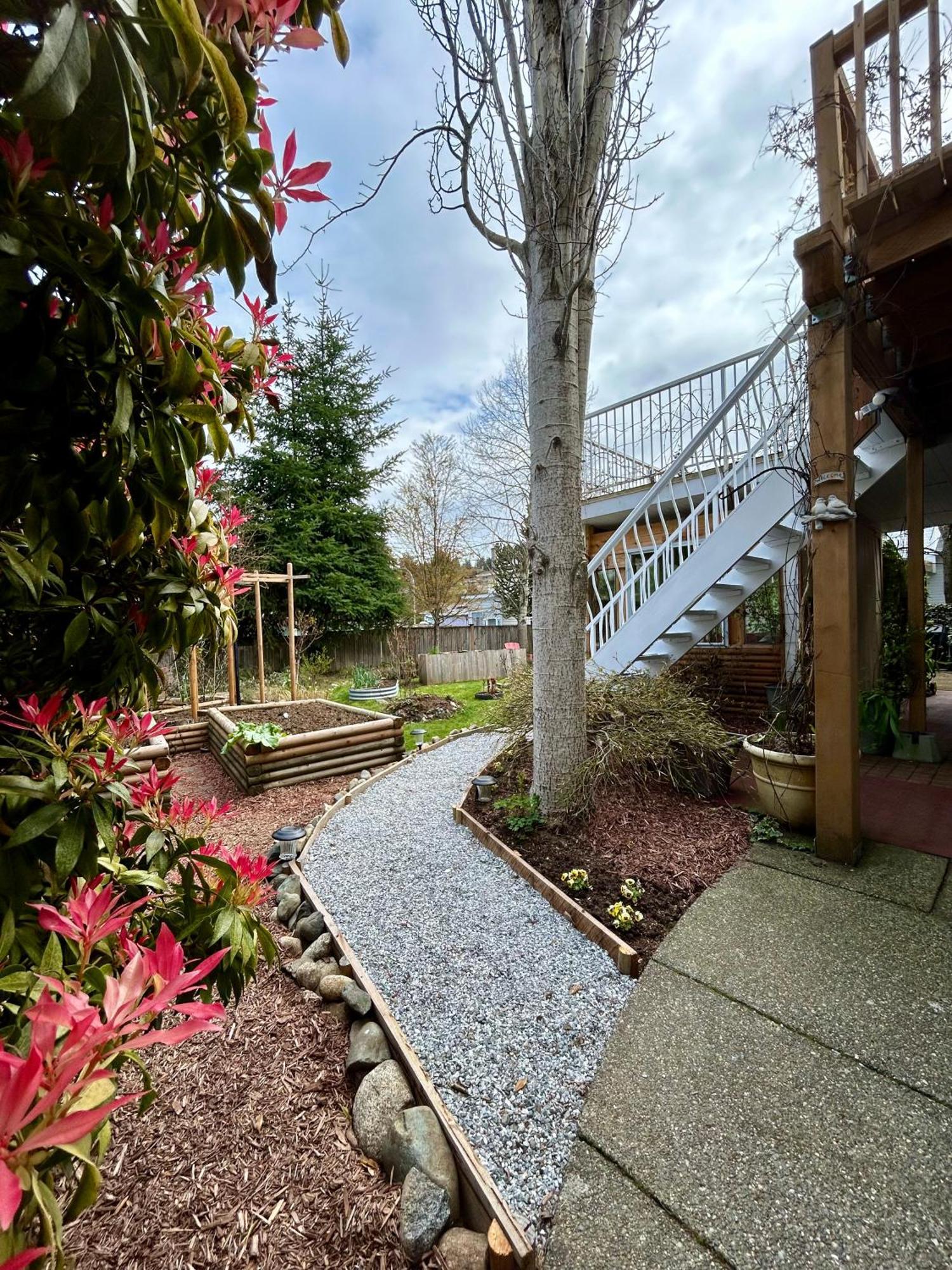 North Nanaimo Gem - Garden-View Room With Private Ensuite Bagian luar foto